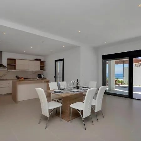 Modernes Ferienhaus In Mit Schoener Terrasse Und Infinitypool Bast