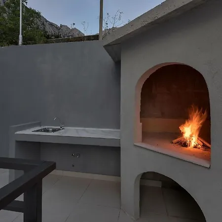 Modernes Ferienhaus In Mit Schoener Terrasse Und Infinitypool Bast