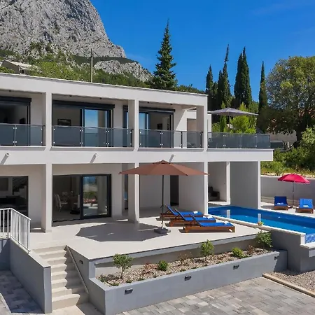 Modernes Ferienhaus In Mit Schoener Terrasse Und Infinitypool *