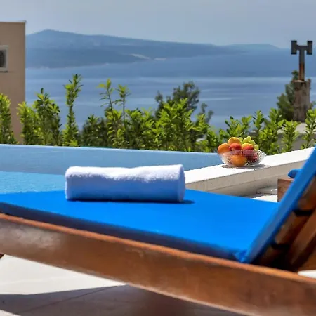 Modernes Ferienhaus In Mit Schoener Terrasse Und Infinitypool Dom wakacyjny