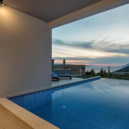 Modernes Ferienhaus In Mit Schoener Terrasse Und Infinitypool
