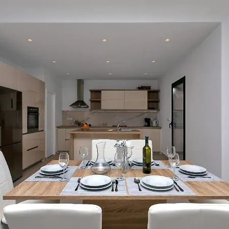 Modernes Ferienhaus In Mit Schoener Terrasse Und Infinitypool Dom wakacyjny Bast