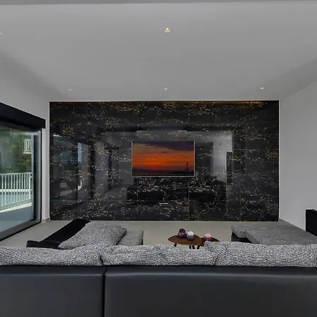 Modernes Ferienhaus In Mit Schoener Terrasse Und Infinitypool Bast