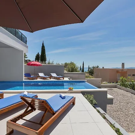 Casa de Férias Modernes Ferienhaus In Mit Schoener Terrasse Und Infinitypool *