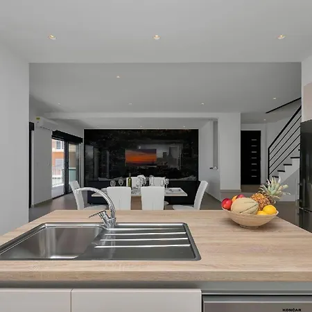 Modernes Ferienhaus In Mit Schoener Terrasse Und Infinitypool