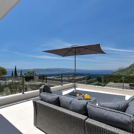 Modernes Ferienhaus In Mit Schoener Terrasse Und Infinitypool Dom wakacyjny *