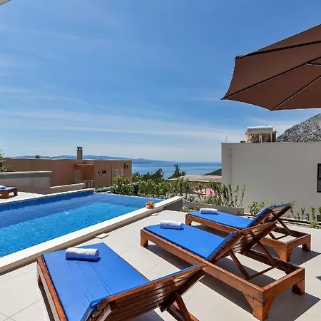 Modernes Ferienhaus In Mit Schoener Terrasse Und Infinitypool