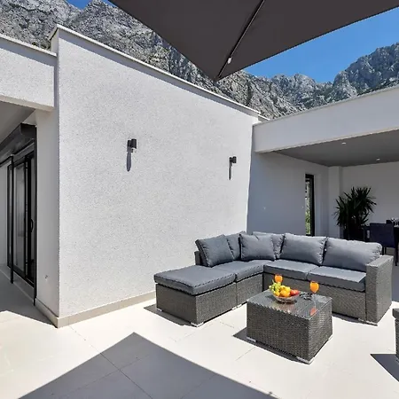 Modernes Ferienhaus In Mit Schoener Terrasse Und Infinitypool Bast