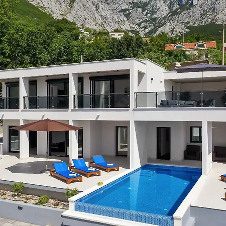 Modernes Ferienhaus In Mit Schoener Terrasse Und Infinitypool * Bast