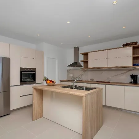 Modernes Ferienhaus In Mit Schoener Terrasse Und Infinitypool Holiday home *