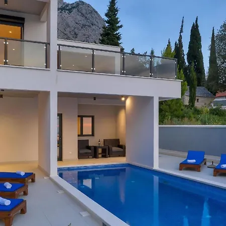 Modernes Ferienhaus In Mit Schoener Terrasse Und Infinitypool Holiday home