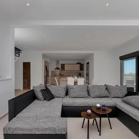 Holiday home Modernes Ferienhaus In Mit Schoener Terrasse Und Infinitypool Bast