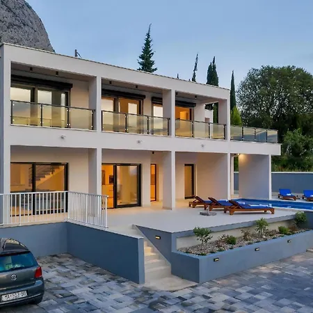 Holiday home Modernes Ferienhaus In Mit Schoener Terrasse Und Infinitypool Bast