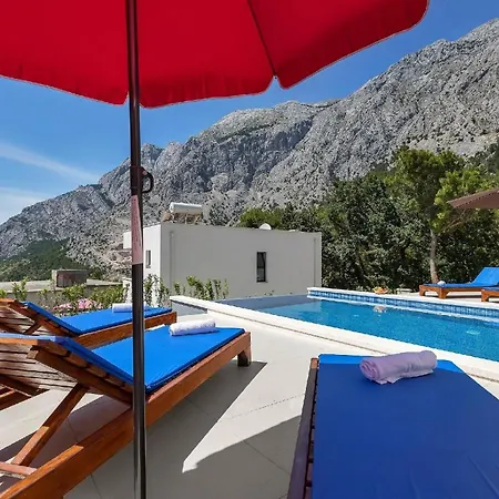 Modernes Ferienhaus In Mit Schoener Terrasse Und Infinitypool Bast