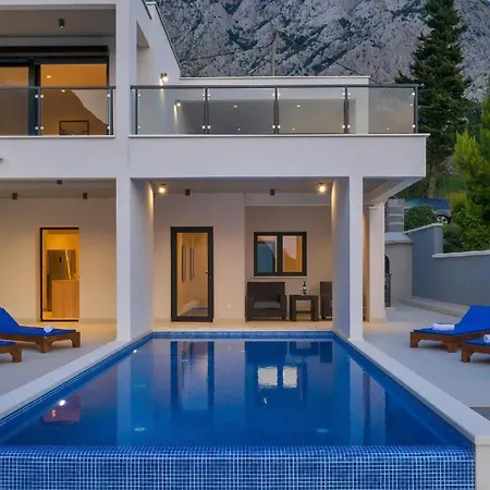 Modernes Ferienhaus In Mit Schoener Terrasse Und Infinitypool 度假居
